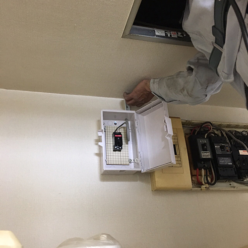 電気配線は天井裏へ