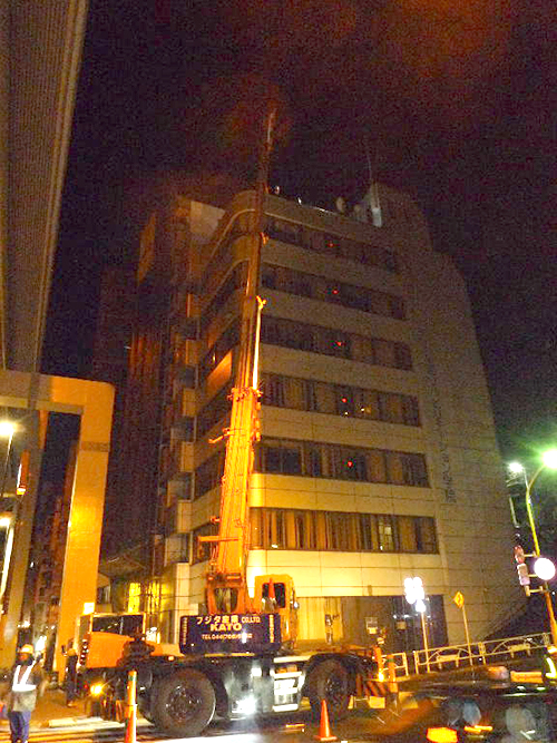夜間クレーン作業風景