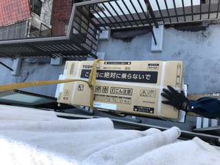 室外機をロープ搬入