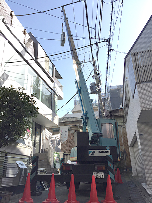 室外機のクレーン搬入