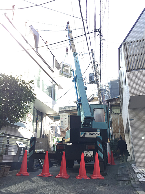 電線に気をつけて作業します