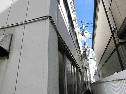 裏手の電源配管
