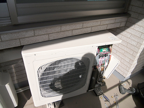 新品の室外機取り付け