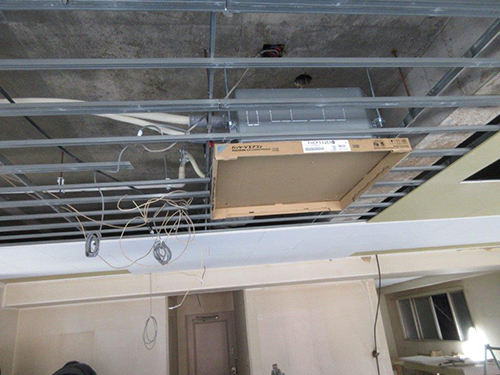 内装作業中にホコリが入らないようにダンボールを取り付け
