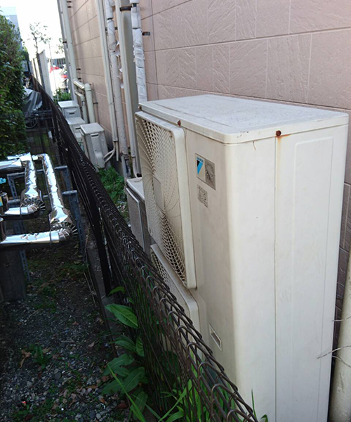狭い場所に設置の室外機の様子
