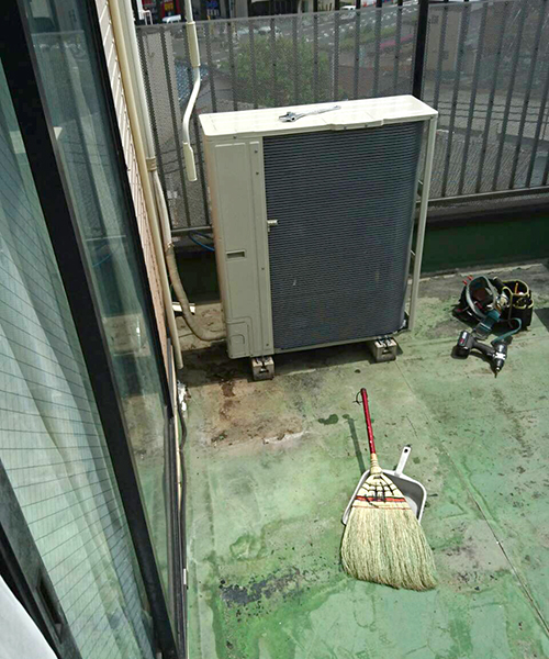 狭い場所に設置の室外機の様子