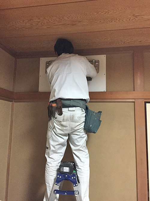 開口部に背板を取り付け