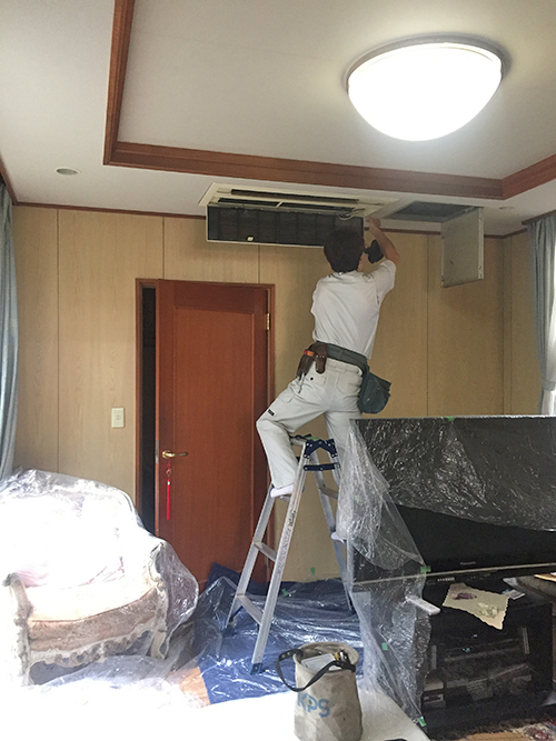 新規室内機への各種取り付け作業中