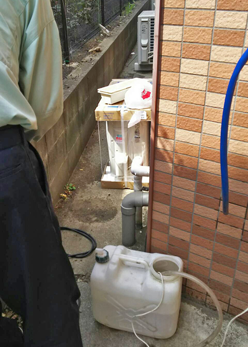 室外機設置作業中