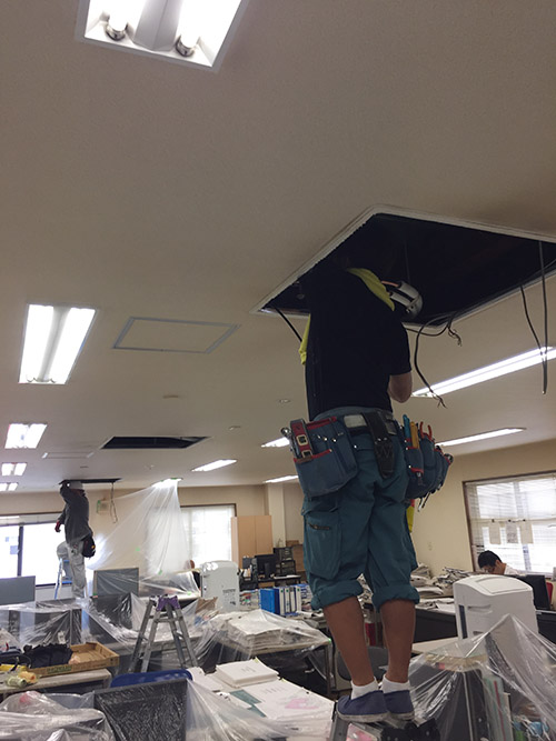 室内機設置作業中