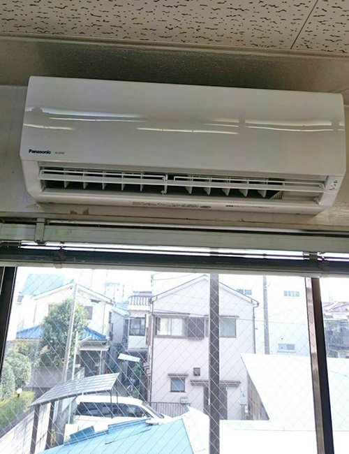 新しい室外機を設置場所へ搬入