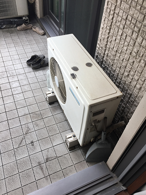 フロンガス回収作業中