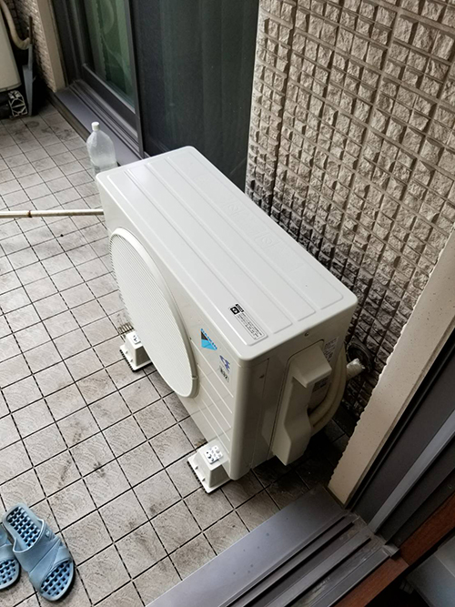 新しい室外機を設置場所へ搬入