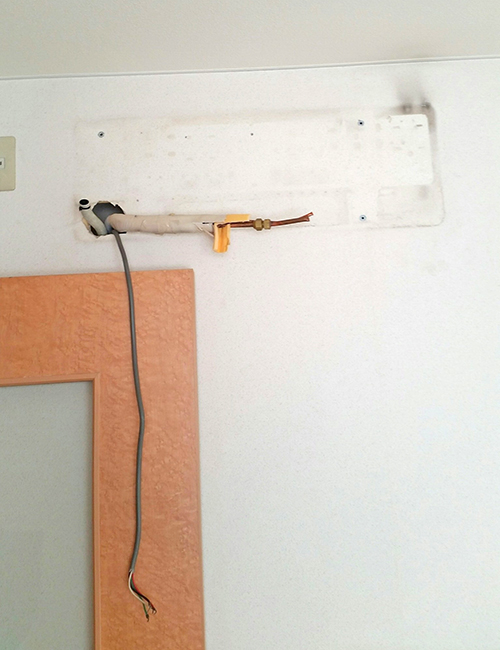 新しい室外機を設置場所へ搬入