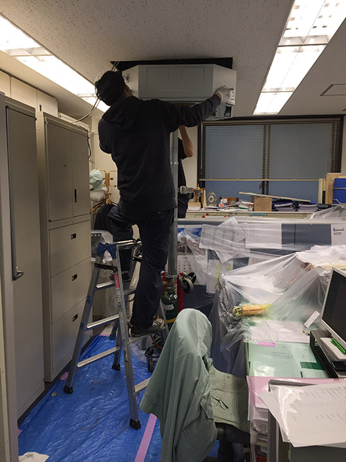 フロンガス回収作業中