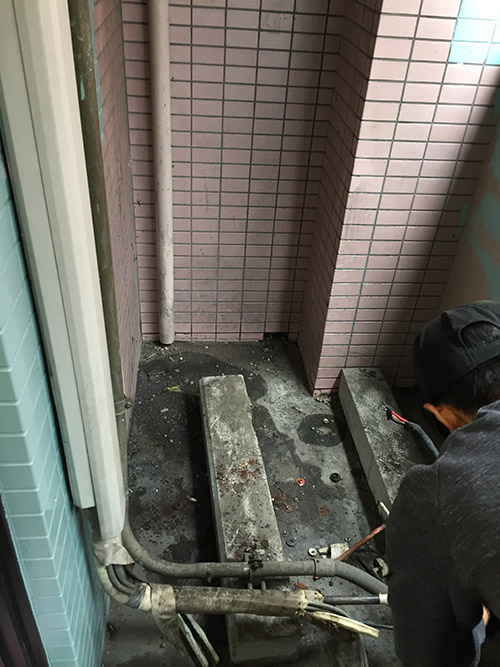 新しい室外機を設置場所へ搬入