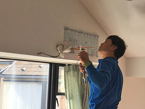 フロンガス回収作業中