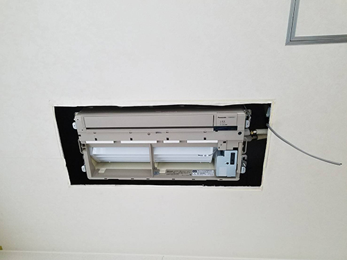 室内機吊り込み完了