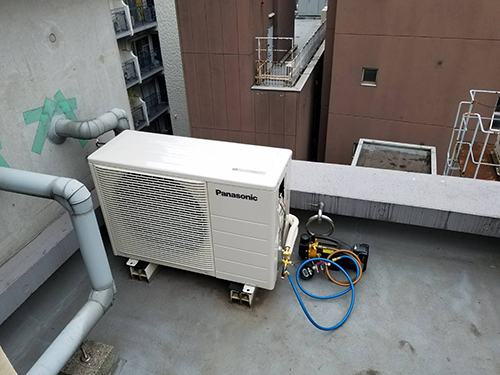 室外機はロープ上げで搬入しました