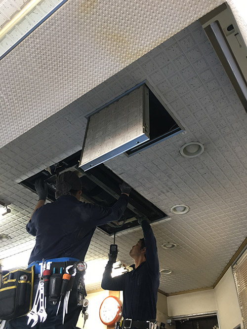 室内機吊り込み作業中