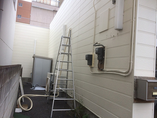 配管穴施工中