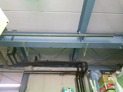 配管穴施工中