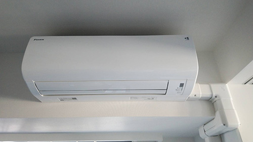 室内機を撤去中