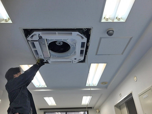 新しい室内機を吊り下げ2