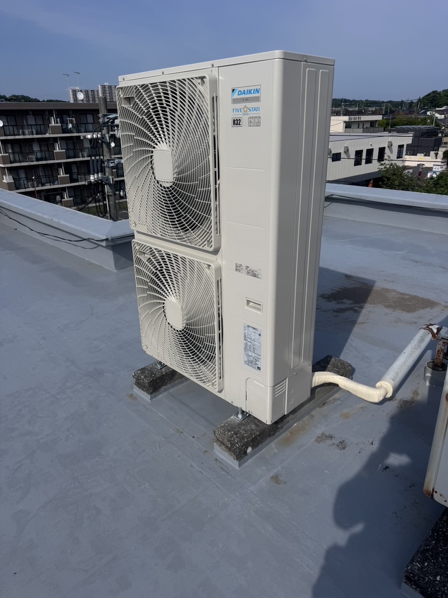 ビル屋上に設置したダイキンFIVE STAR ZEASの新しい室外機