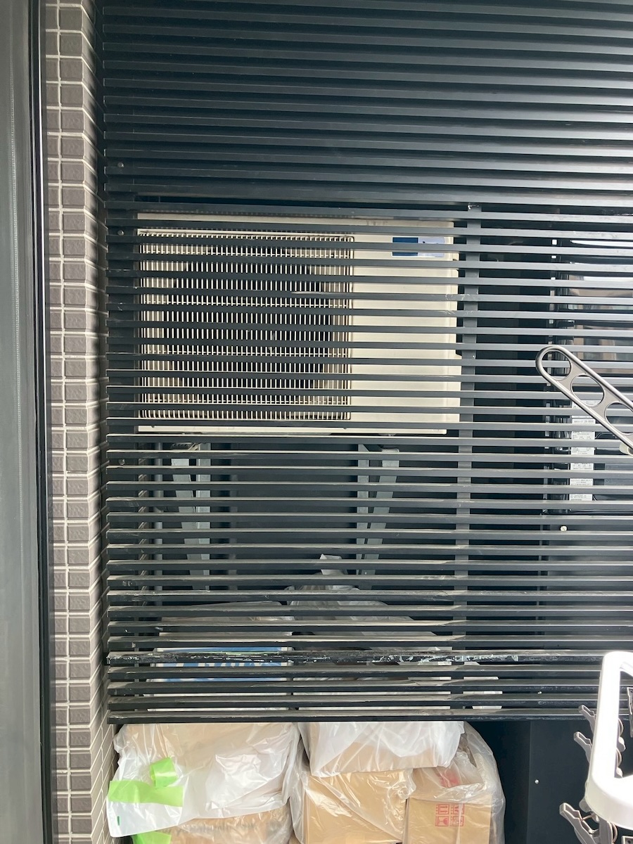 マンションのベランダに設置されていた既設室外機