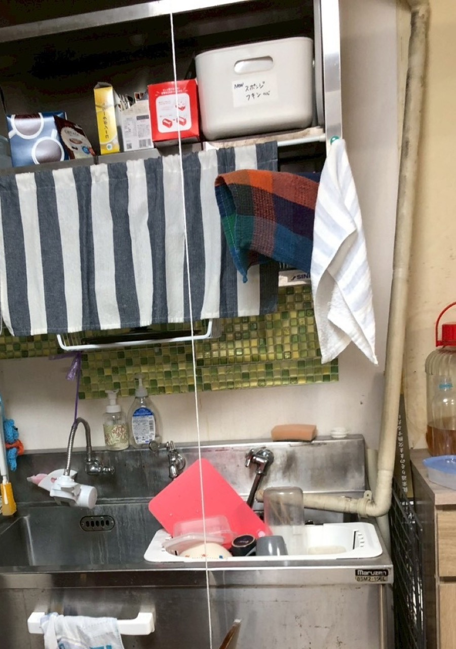 キッチンのシンク内へ排水されていた既設エアコンのドレンホース