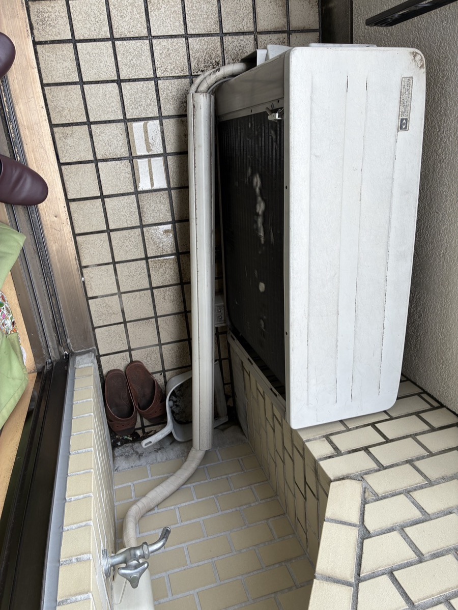 交換前の室外機とベランダの設置状況