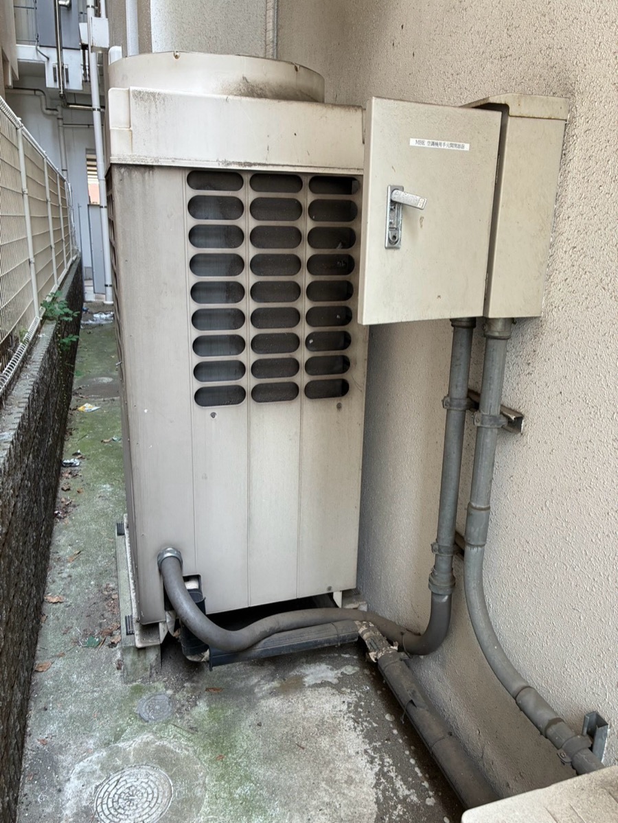 建物裏手に設置された交換前の業務用エアコン室外機