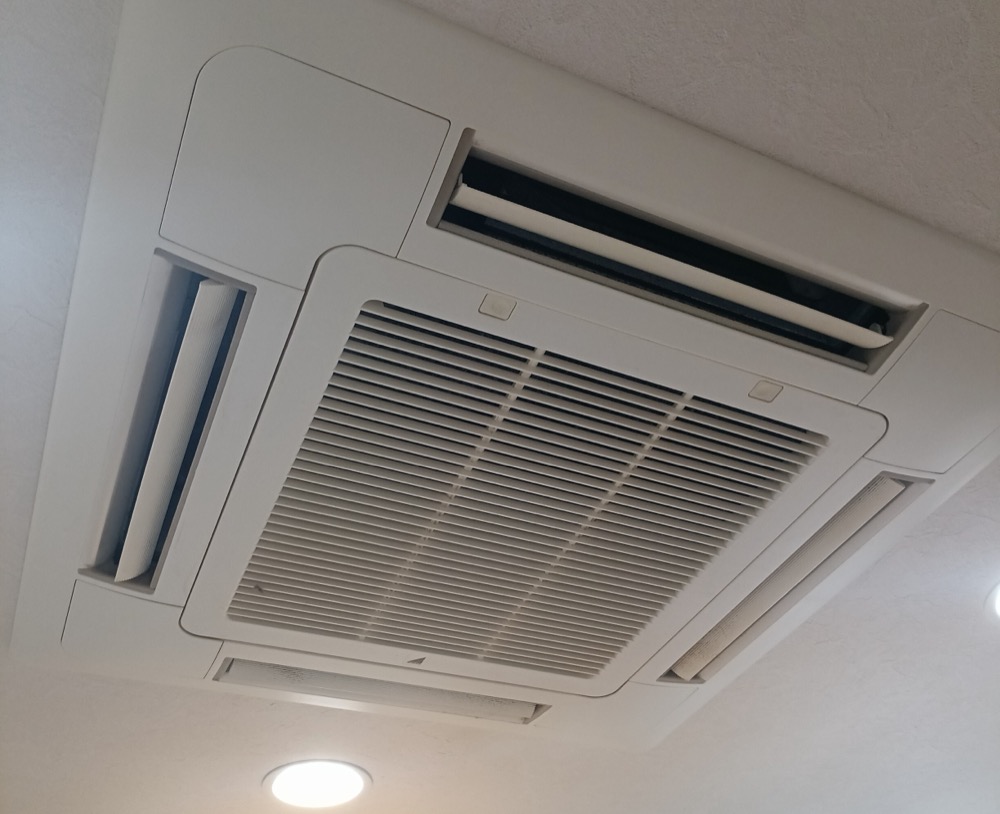 交換前のダイキン製天井カセット4方向ショーカセ室内機
