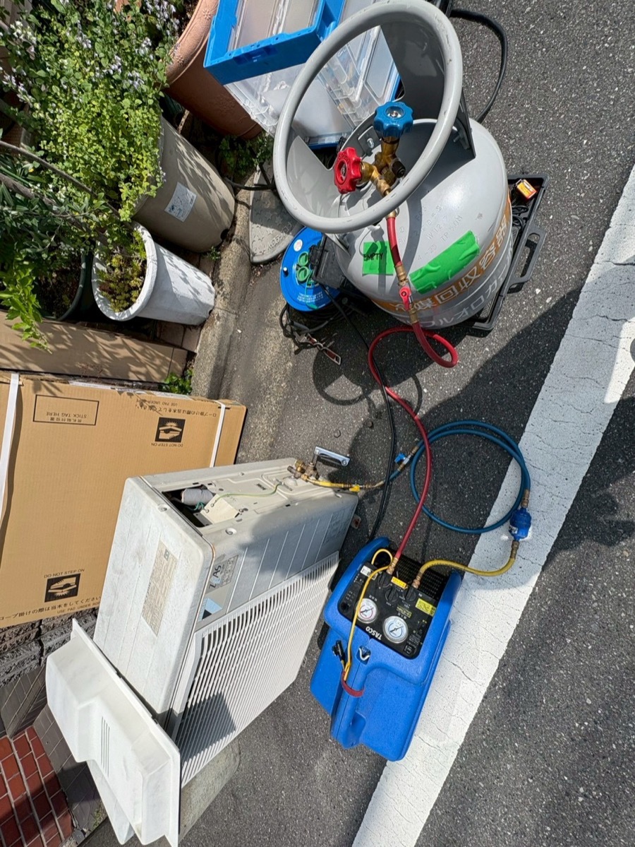 既設業務用エアコンからの冷媒フロンガス回収作業