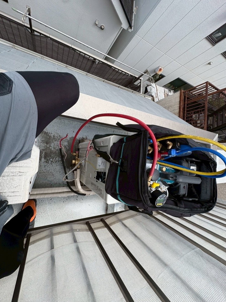 新設業務用エアコンの真空引き作業