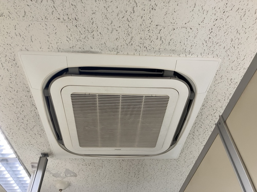 交換前の天井カセット4方向業務用エアコン室内機