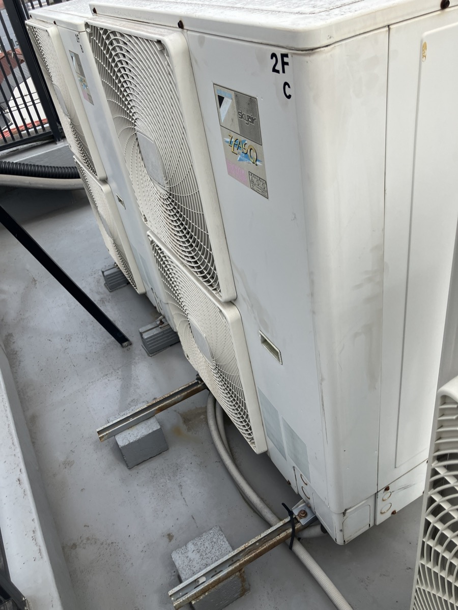 交換前の業務用エアコン室外機