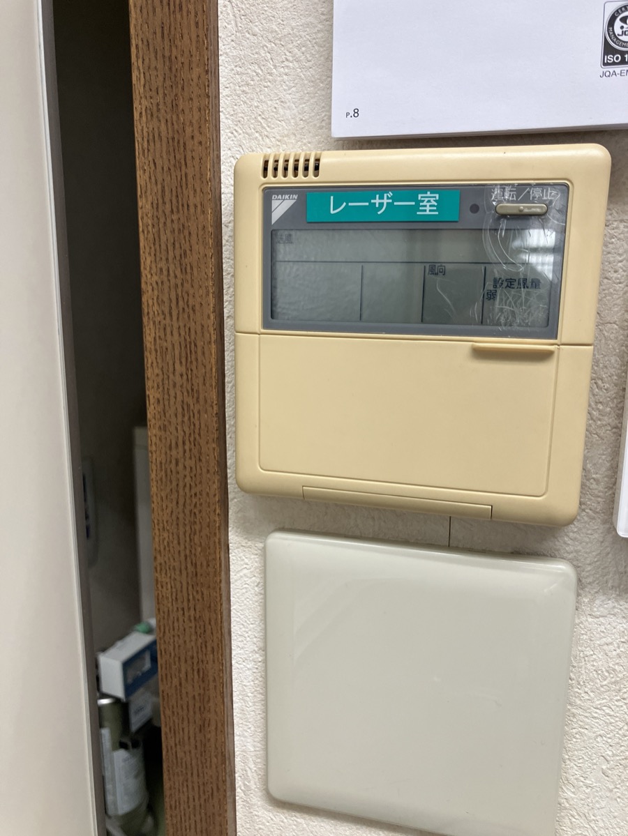 交換前の業務用エアコン用ワイヤードリモコン