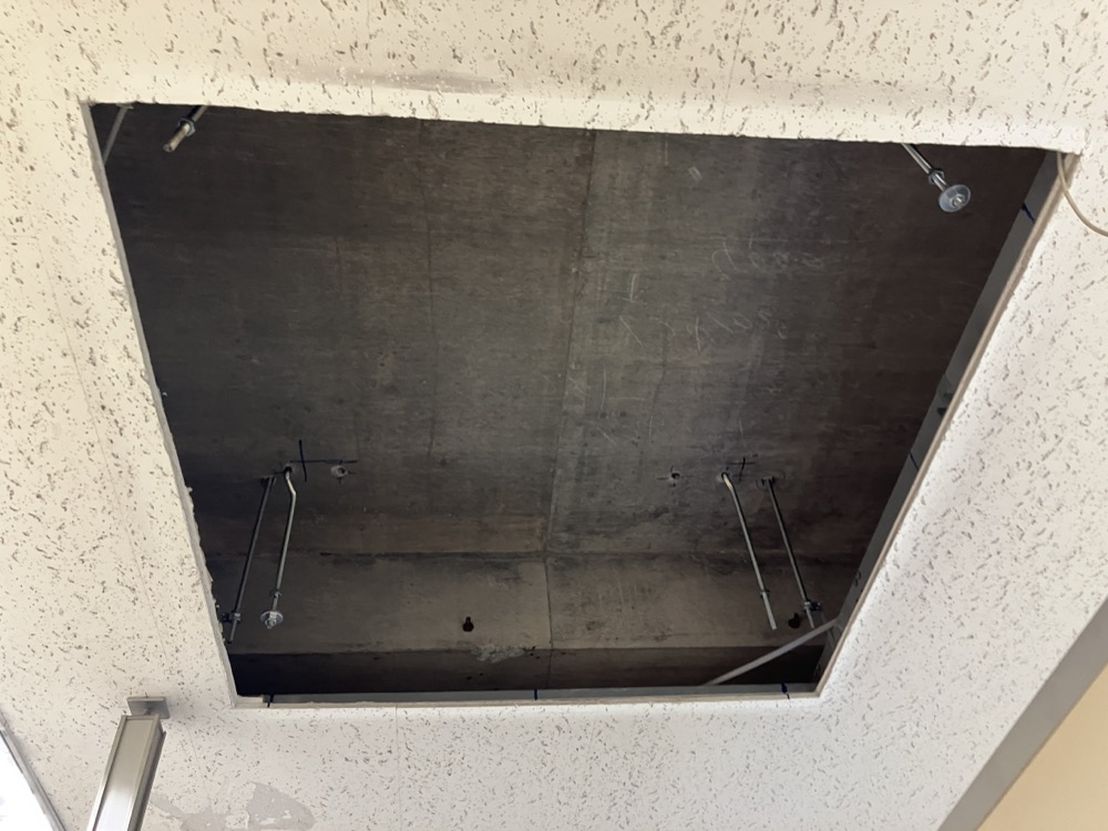既設天井カセット形室内機を撤去した状態