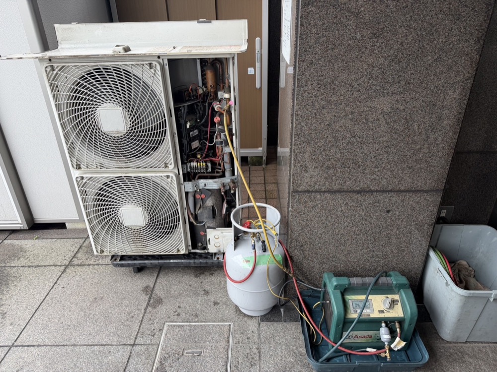 既設業務用エアコンからの冷媒フロンガス回収作業