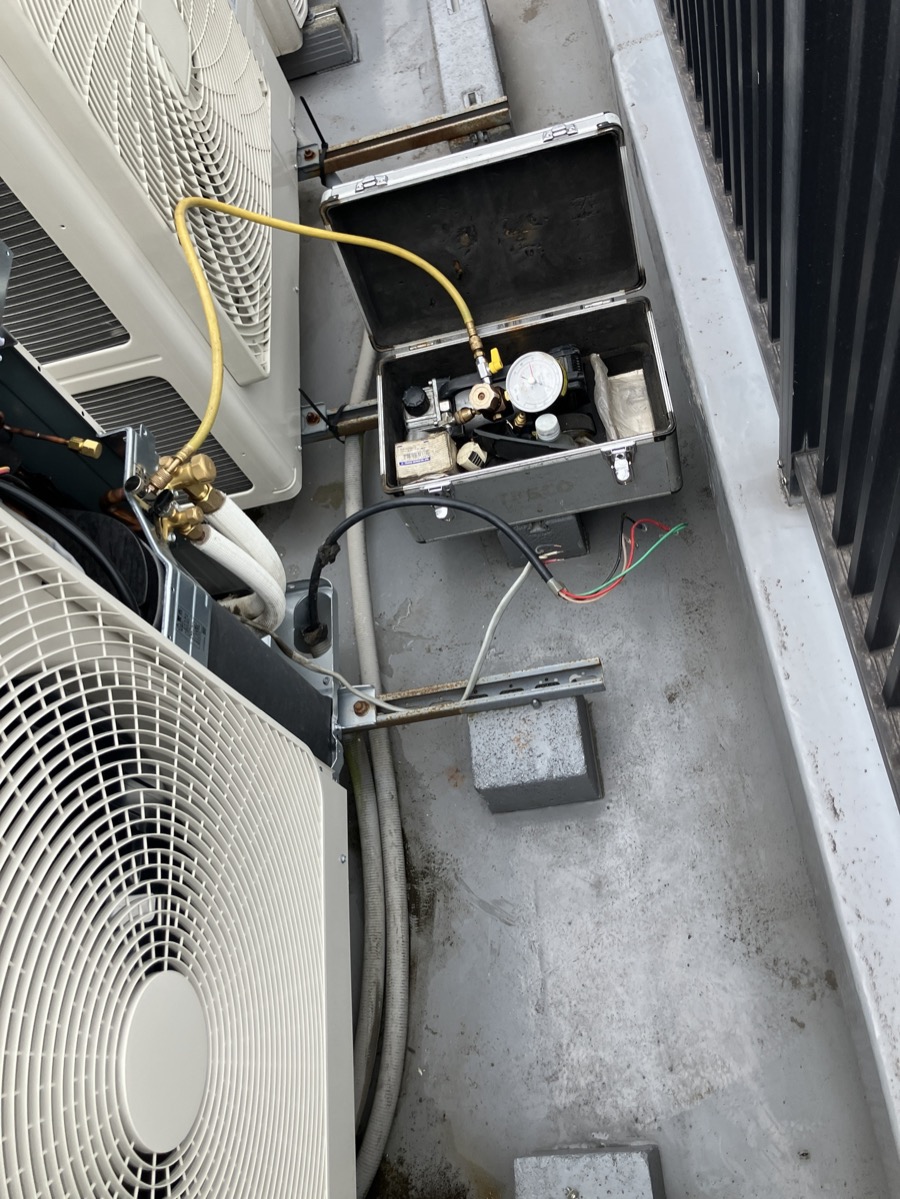 新設業務用エアコンの真空引き作業