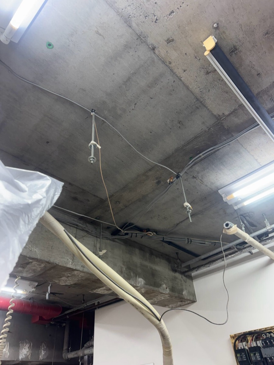 既設天井カセット4方向室内機を撤去した状態