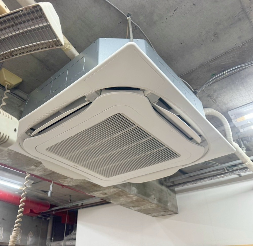 交換後のダイキン製天井カセット4方向S-ラウンドフロー室内機