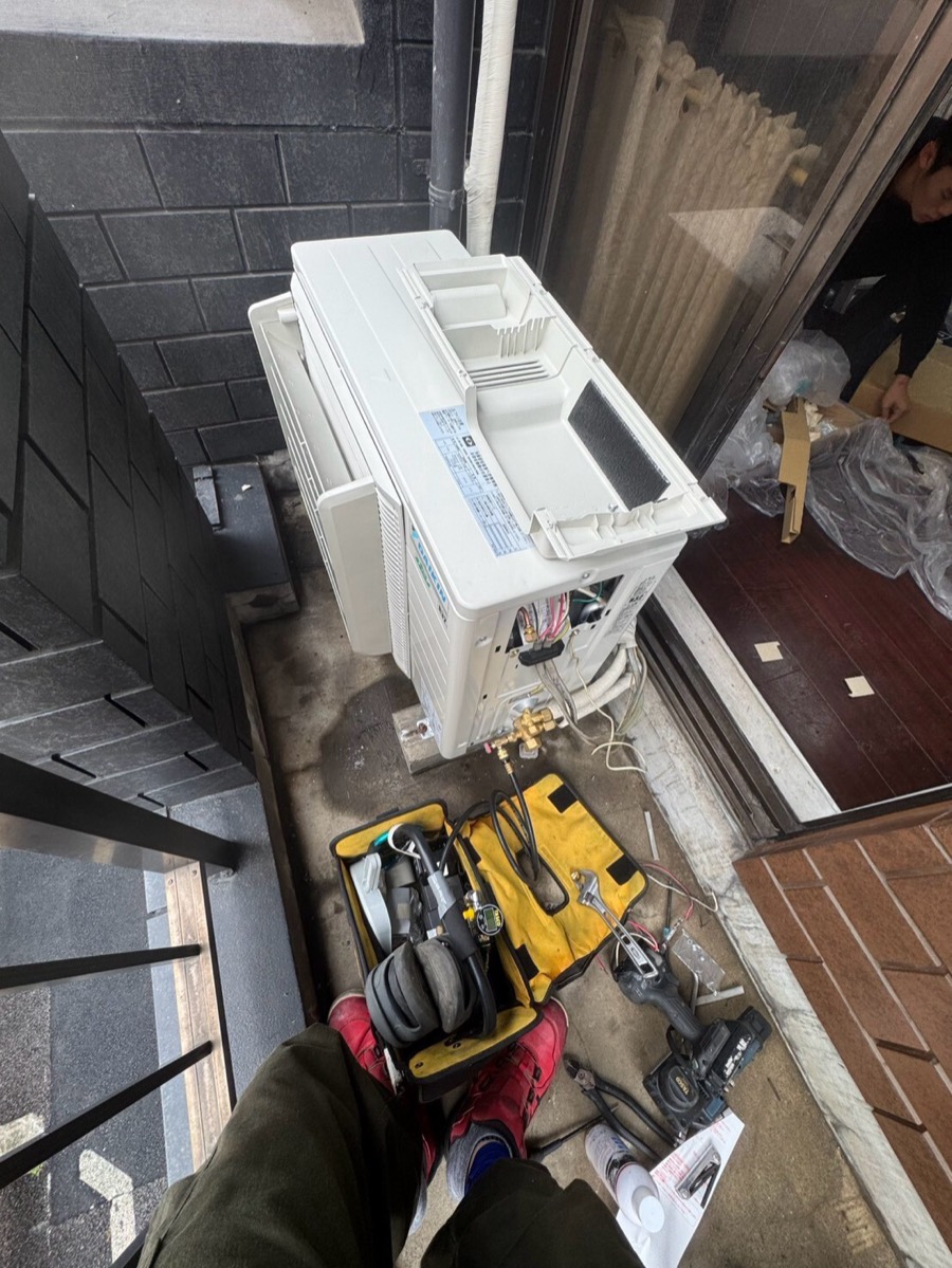 新設業務用エアコンの真空引き作業