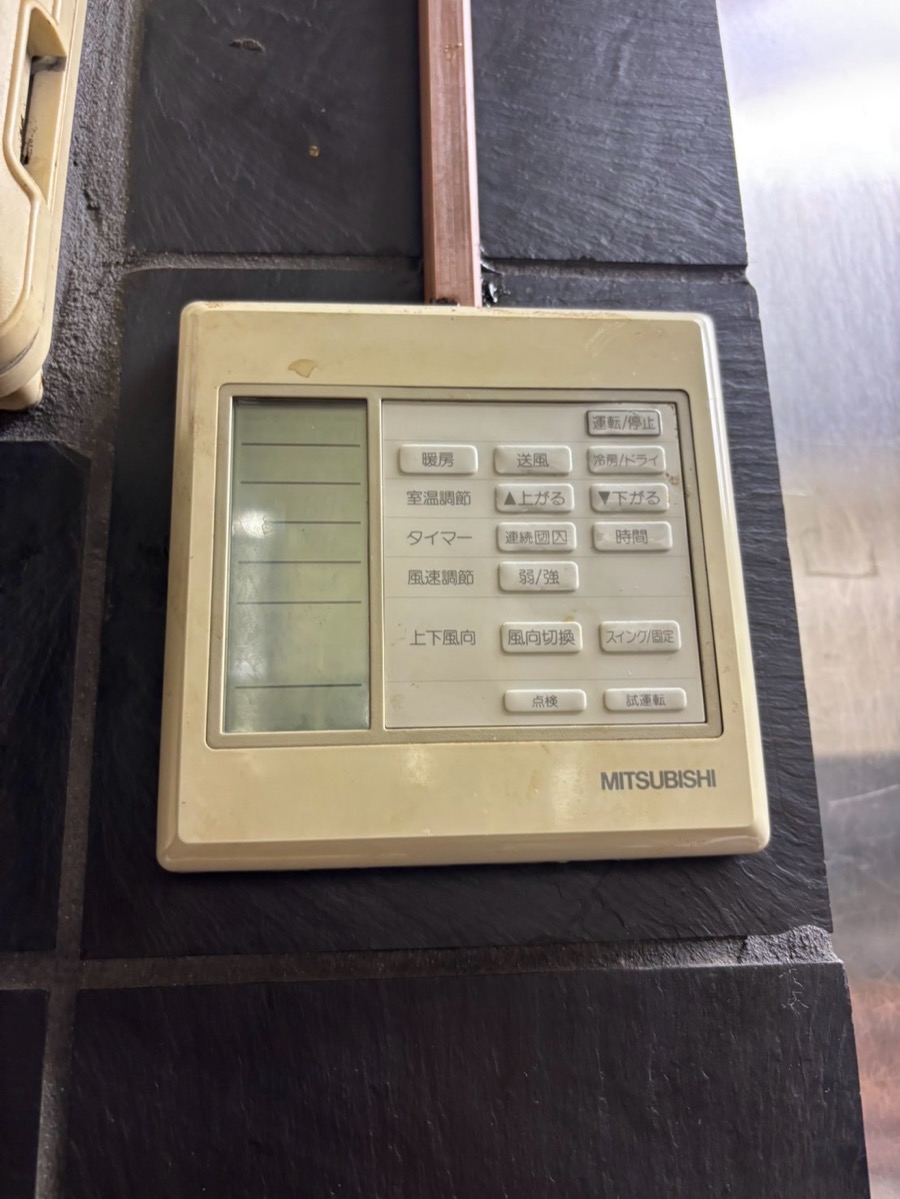 交換前の三菱製業務用エアコンリモコン