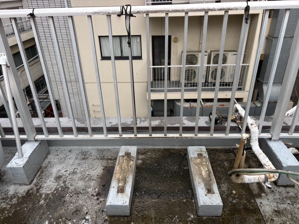 既設業務用エアコン室外機撤去後の屋上