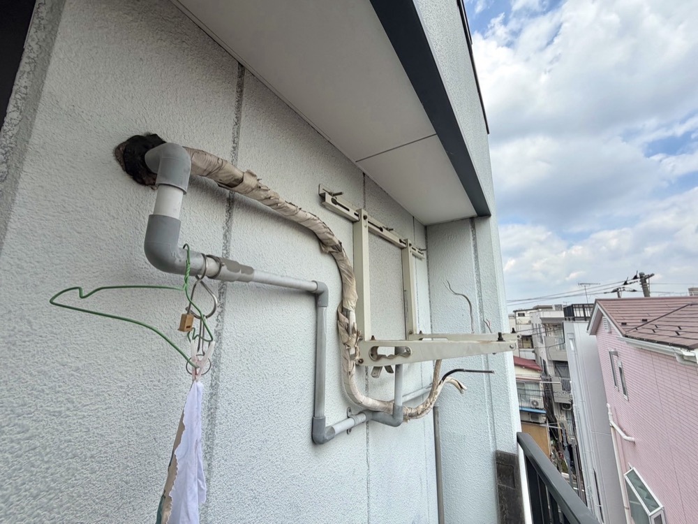 既存室外機を撤去した壁面設置金具