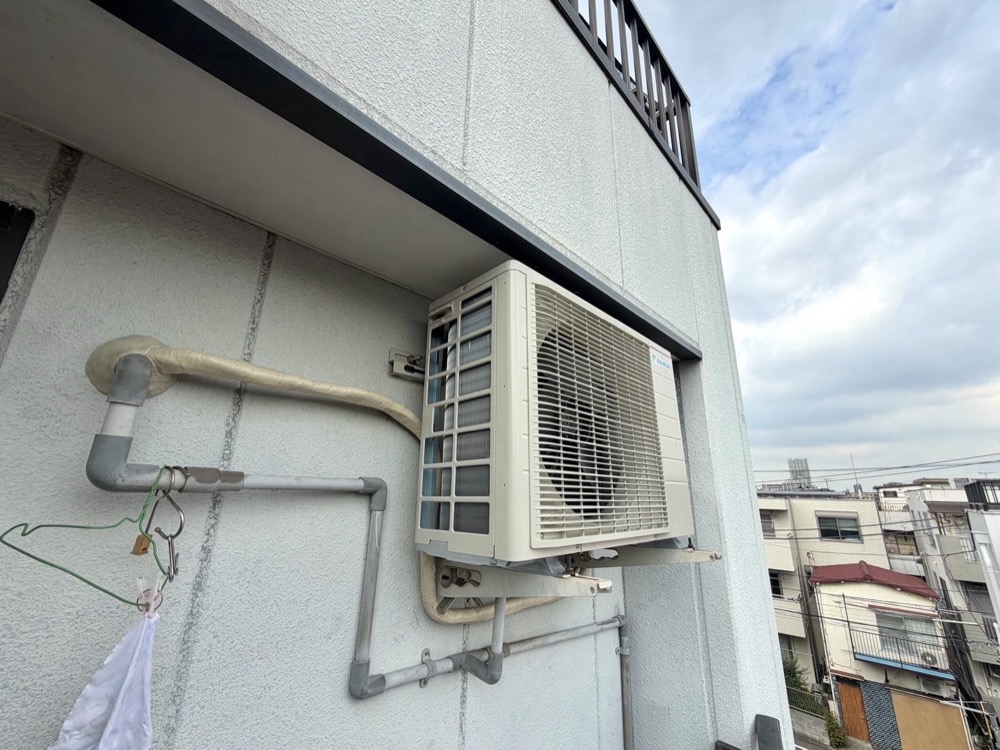 壁面金具に設置した交換後のダイキン製室外機