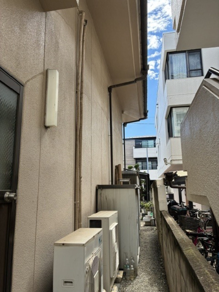 既設室外機と建物裏手の搬出入経路